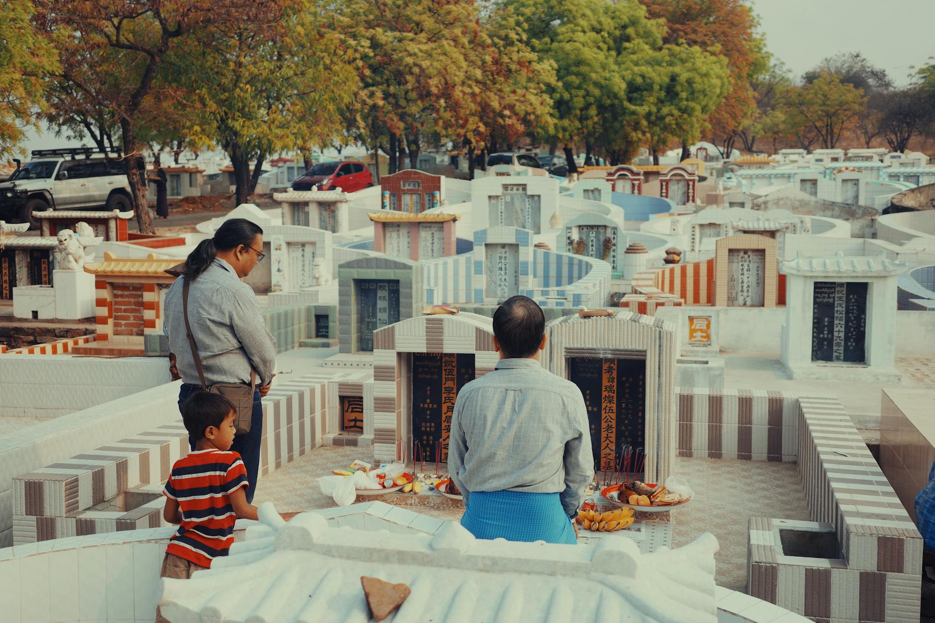 Rodzina odwiedza cmentarz i składa hołd zmarłym bliskim